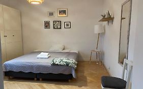 Slow Life Apartment Next To Metro Station
